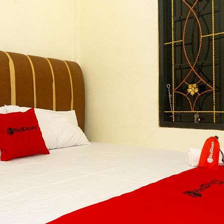 Reddoorz Near Sentani Airport Jayapura Hotell Exteriör bild