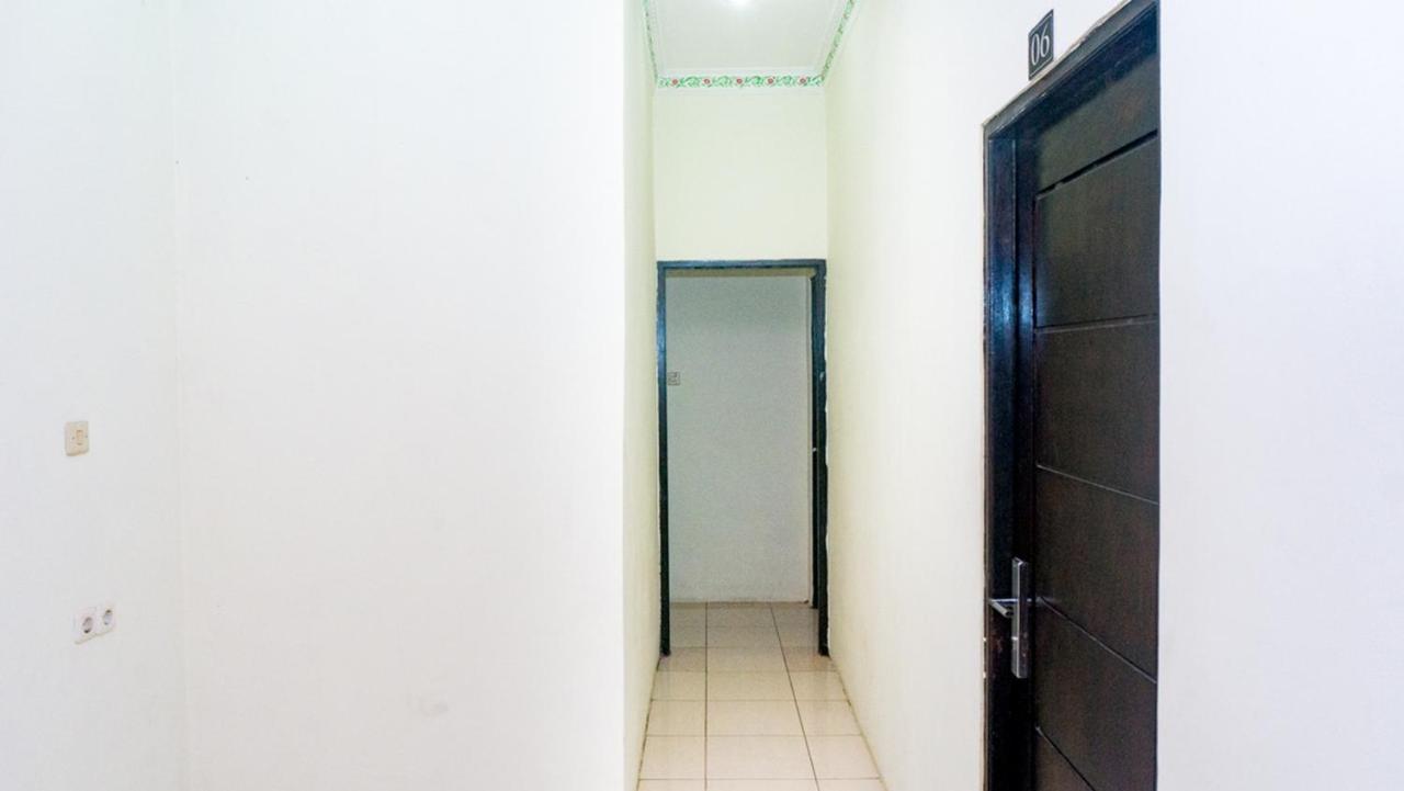Reddoorz Near Sentani Airport Jayapura Hotell Exteriör bild