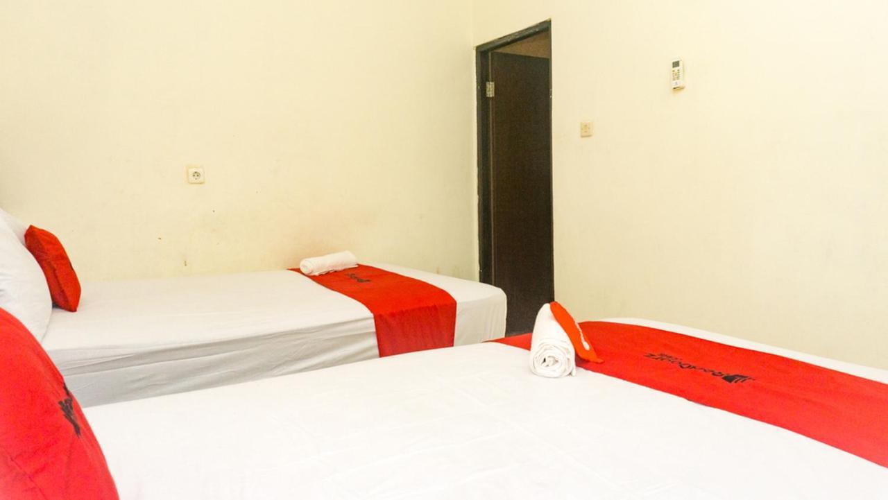 Reddoorz Near Sentani Airport Jayapura Hotell Exteriör bild